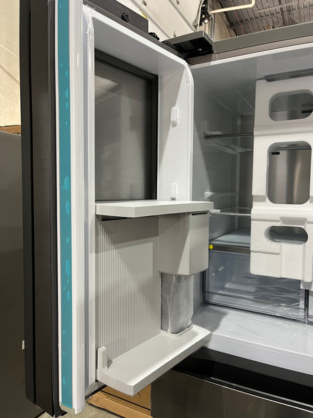 NEW: Samsung Bespoke 4-Door French Door Refrigerator (29 cu. ft.) with Beverage Center™ in Stainless Steel RF29BB8600QL / RF29BB8600QLAA